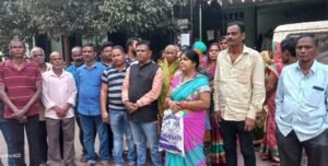 Read more about the article ଚାଷୀଙ୍କୁ ନ ଦେଇ ବିଜେଡି କର୍ମୀଙ୍କୁ ବଣ୍ଟା ଯାଇଛି ପାଲ: ପ୍ରତିବାଦରେ ତହସିଲ କାର୍ଯ୍ୟାଳୟ ସମ୍ମୁଖରେ କଂକିଳି ଗ୍ରାମବାସୀଙ୍କ ଧାରଣା