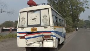 Read more about the article ଯାତ୍ରୀଙ୍କୁ ଓହ୍ଲାଇବା ପାଇଁ ଠିଆ ହୋଇଥିବା ବସକୁ ପିଟିଲା ଟ୍ରକ୍, ୨୦ ରୁ ଅଧିକ ଆହତ