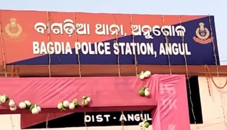 You are currently viewing ଅବକାରୀ ଚଢ଼ଉ: ୯୫ ଲିଟର ଦେଶୀ ମହୁଲି ମଦ ଜବତ, ସମିତିସଭ୍ୟାଙ୍କ ସମେତ ୫ ଗିରଫ