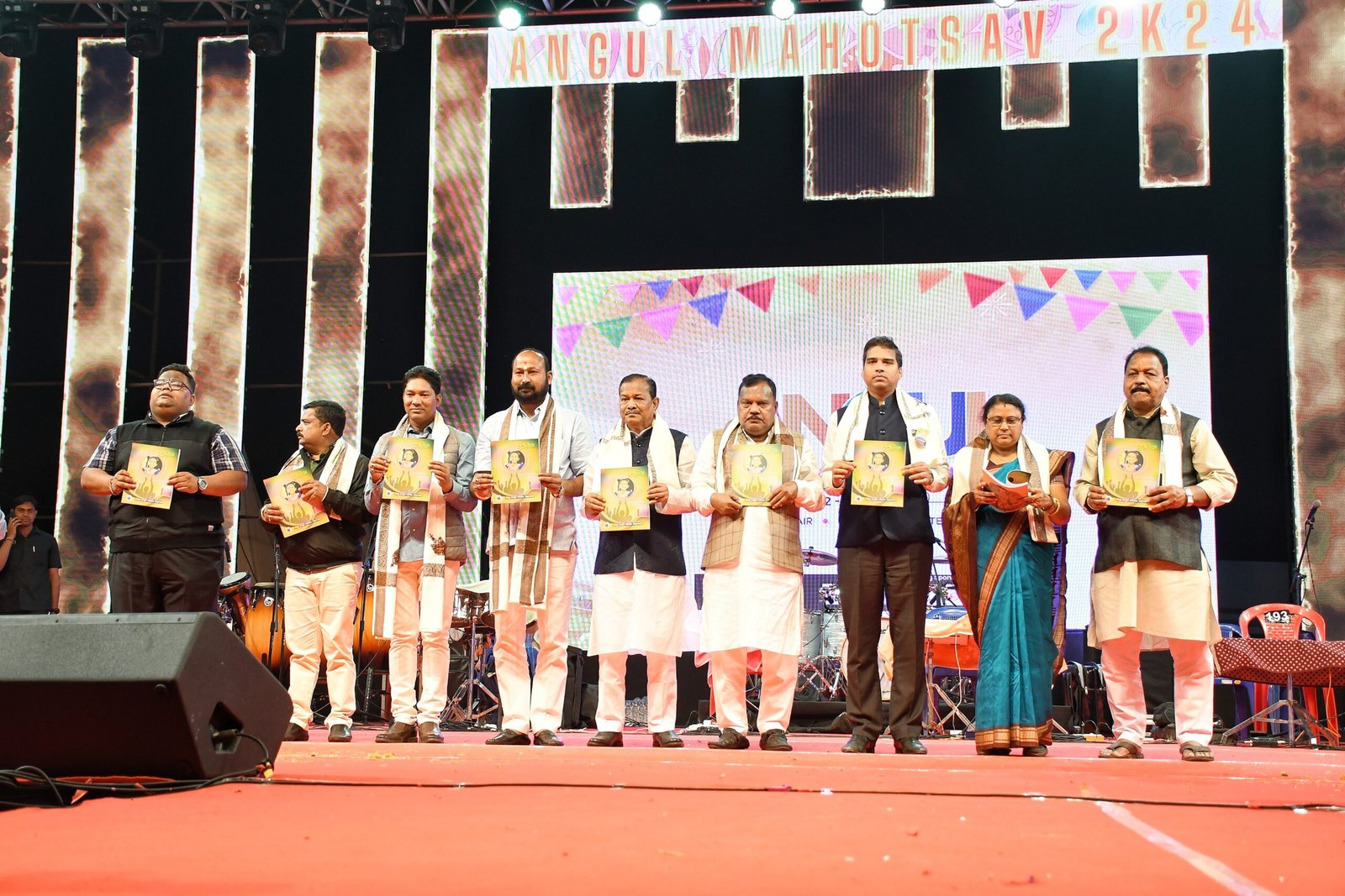 You are currently viewing ଅନୁଗୁଳ ଜିଲ୍ଲା ମହୋତ୍ସବ ଉଦଯାପିତ ସତ୍ୟଜିତ,ଆକାଂକ୍ଷା ଓ ଶୈଲେନ୍ଦ୍ରଙ୍କ ଗୀତରେ ଝୁମିଲେ ଦର୍ଶକ