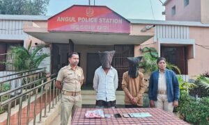 Read more about the article ରାତି ଅଧିଆ ୨ ବ୍ରାଉନସୁଗାର ବେପାରୀଙ୍କୁ ମାଡ଼ି ବସିଲା ଅନୁଗୁଳ ପୋଲିସ, ୬ ଗ୍ରାମ ଧଳା ଜହର ଜବତ