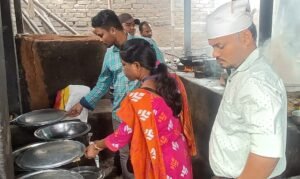 Read more about the article ଢାବା ଓ ହୋଟେଲରେ ଖାଦ୍ୟ ସୁରକ୍ଷା ଅଧିକାରୀଙ୍କ ଚଢ଼ଉ: ବାସି ଓ ରଙ୍ଗ ମିଶା ଖାଦ୍ୟ ବିକ୍ରୟକାରୀଙ୍କୁ ୫,୫୦୦ ଟଙ୍କା ଜରିମାନା