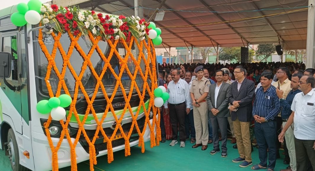 You are currently viewing ଅନୁଗୁଳରେ ଗଡ଼ିଲା ‘ଲକ୍ଷ୍ମୀ’ ବସ୍, ଲୋକାର୍ପିତ କଲେ ମୁଖ୍ୟମନ୍ତ୍ରୀ ନବୀନ ପଟ୍ଟନାୟକ