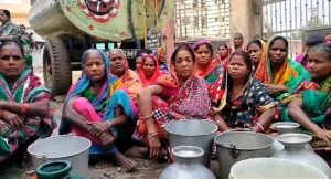 Read more about the article ମିଳୁନି ପିଇବାକୁ ପାଣି: ପାନୀୟ ଜଳ ସମସ୍ୟା ନେଇ ପଞ୍ଚାୟତ ଅଫିସ୍ ଆଗରେ ଧାରଣା ଦେଲେ କନ୍ୟାବେଡ଼ା ଗ୍ରାମର ମହିଳା