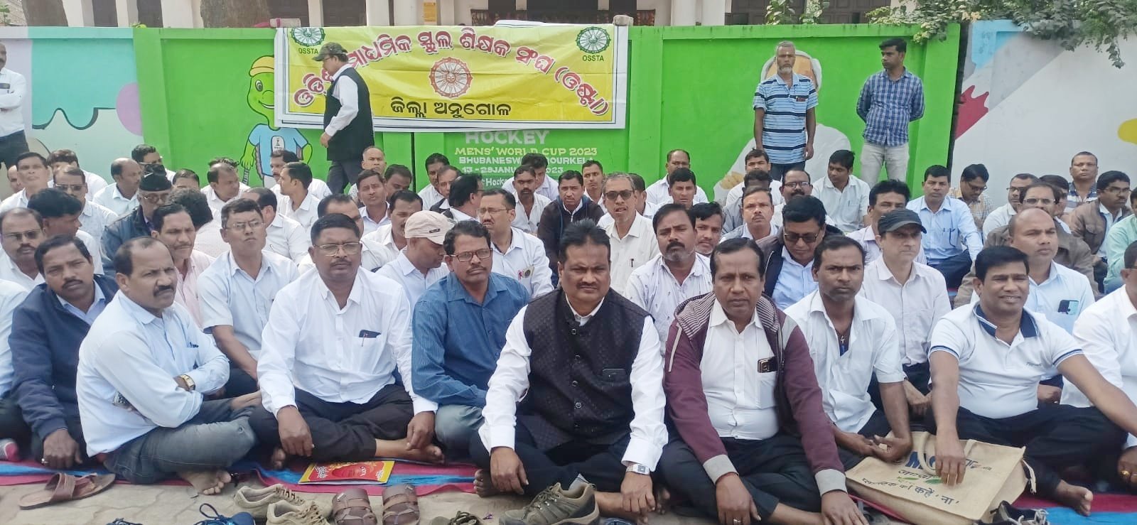 You are currently viewing ୨୧ ଦଫା ଦାବି ନେଇ ଅନୁଗୁଳ ଜିଲ୍ଲା ଶିକ୍ଷାଧିକାରୀଙ୍କ କାର୍ଯ୍ୟାଳୟ ଆଗରେ ଶିକ୍ଷକଙ୍କ ଗଣଧାରଣା