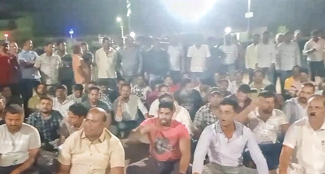 You are currently viewing ଟ୍ରକ ମାଲିକ ସଂଘର କାର୍ଯ୍ୟକାରୀ ସଭାପତିଙ୍କୁ ଥାନାରେ ଅଟକକୁ ପ୍ରତିବାଦ: ଥାନା ଘେରିଲା ଟ୍ରକ ମାଲିକ ସଂଘ