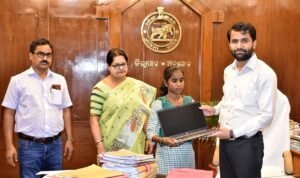 Read more about the article ଷ୍ଟାର୍ସ ପ୍ରୋଜେକ୍ଟରେ ଦୃଷ୍ଟିବାଧିତ ଛାତ୍ରଛାତ୍ରୀମାନଙ୍କୁ ଲ୍ୟାପଟପ ବାଣ୍ଟିଲେ ଜିଲ୍ଲାପାଳ