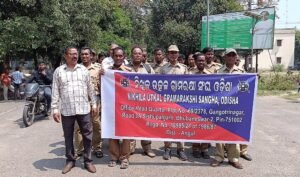 Read more about the article ନିଖିଳ ଉତ୍କଳ ଗ୍ରାମରକ୍ଷୀ ସଂଘର ୪ ଦଫା ଦାବି: ଦୁଇ ଦିନରେ ଦାବି ପୂରଣ ନ ହେଲେ ଭୋଟ ବର୍ଜନ ଚେତାବନୀ