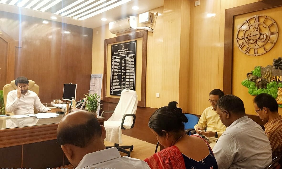 You are currently viewing ଅନୁଗୁଳରେ ଭୋଟ ଦାନର ପ୍ରତିଶତ ବଢ଼ାଇବା ପାଇଁ ଜିଲ୍ଲା ପ୍ରଶାସନ ତତ୍ପର: ବିଭିନ୍ନ କାର୍ଯ୍ୟକ୍ରମ ମାଧ୍ୟମରେ ଭୋଟରଙ୍କୁ ସଚେତନ କରିବାକୁ ନିଷ୍ପତ୍ତି