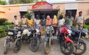 Read more about the article ଅନୁଗୁଳ ପୋଲିସକୁ ବଡ଼ ସଫଳତା: ୭ ଜଣିଆ ବାଇକ ଚୋର ଗ୍ୟାଙ୍ଗକୁ କଲା ଗିରଫ, ୬ ଗାଡ଼ି ଉଦ୍ଧାର