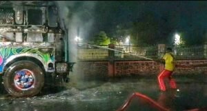 Read more about the article ଦୋକାନ ବନ୍ଦ କରି ଫେରିବା ବେଳେ ଯୁବକଙ୍କୁ ଚାପି ଦେଲା ଟ୍ରକ, ନିଆଁ ଲଗାଇ ଦେଲେ ଉତ୍ତ୍ୟକ୍ତ ଲୋକ