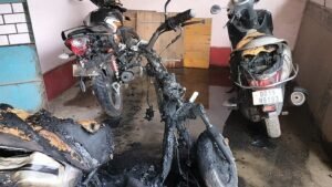 Read more about the article ଭୋରରୁ ଅଜଣା ଯୁବକଙ୍କ ଉନ୍ମତ୍ତ କାଣ୍ଡ, ଜାଳିଦେଲେ ଘରେ ଥୁଆ ହୋଇଥିବା ୩ ଟି ବାଇକ