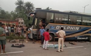 Read more about the article ହାଇୱେ ହିପ୍ନୋସିସ !! ଟ୍ରକ୍ ପଛରୁ ଧକ୍କା ଦେଲା ନାଇଟ କୋଚ ବସ୍