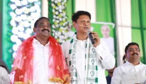 Read more about the article ଅନୁଗୁଳରେ ପ୍ରଣବଙ୍କ ପ୍ରଚାର ଆରମ୍ଭ: ଧର୍ମେନ୍ଦ୍ରଙ୍କୁ ପରୋକ୍ଷରେ ଟାର୍ଗେଟ କରିବା ସହ ଯୋଡ଼ିଶଙ୍ଖରେ ଭୋଟ ଦେବାକୁ କଲେ ନିବେଦନ