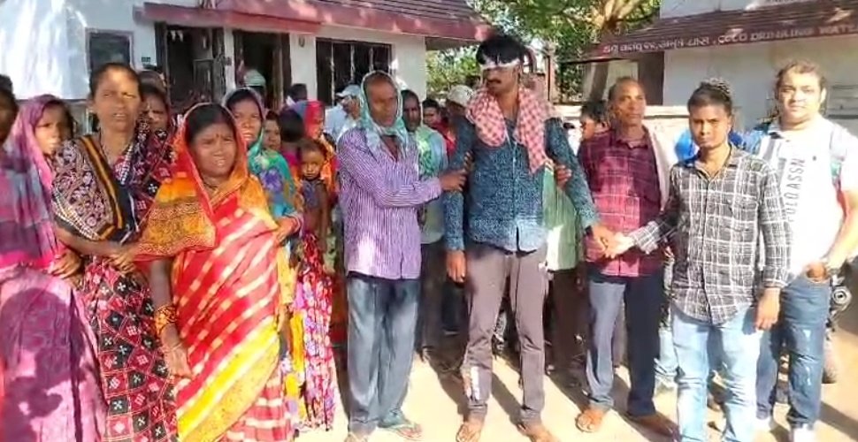 You are currently viewing ରାମ ନବମୀରେ ଜାତିଆଣ ଆକ୍ଷେପକୁ ନେଇ ଯୁବକଙ୍କ ମୁଣ୍ଡ ଫଟାଇଲେ, ଏସପିଙ୍କ କାର୍ଯ୍ୟାଳୟ ଦ୍ବାରସ୍ଥ ହେଲେ ଗ୍ରାମବାସୀ
