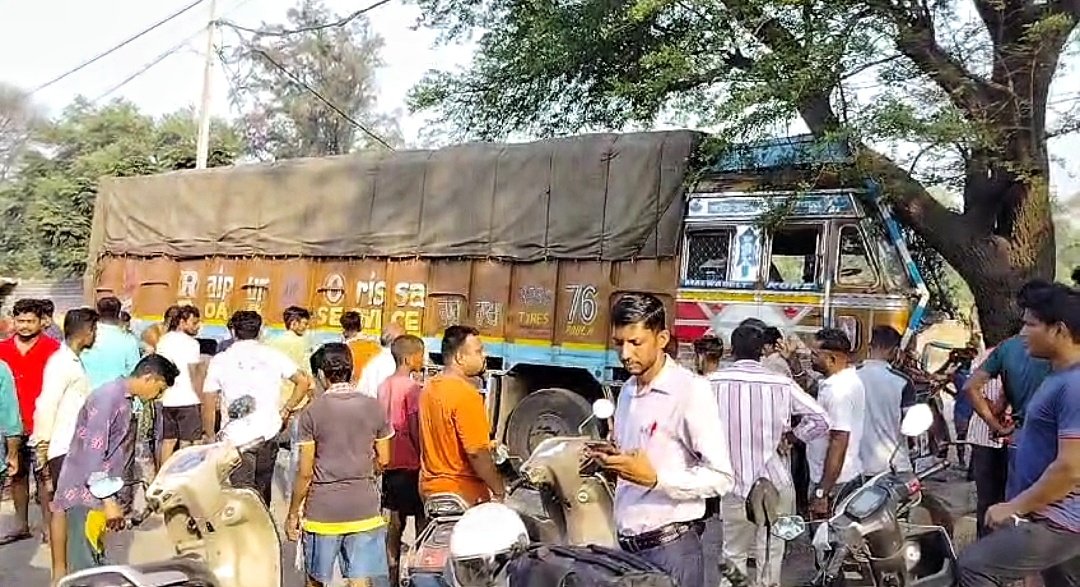 You are currently viewing ୫୫ନଂ ଜାତୀୟ ରାଜପଥ ପୁଣି ରକ୍ତ ରଞ୍ଜିତ: ଟ୍ରକ୍‌ ଧକ୍କାରେ ୩ ବାଇକ୍ ଆରୋହୀ ମୃତ: ୩ ଜଣଙ୍କ ପାଇଁ ୩୦୦ ନାକେଦମ୍‌