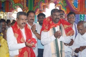 Read more about the article ମା’ ଡାକେଶ୍ୱରୀଙ୍କୁ ଦର୍ଶନ କରି ନିର୍ବାଚନ ପ୍ରଚାର ଆରମ୍ଭ କଲେ ଧର୍ମେନ୍ଦ୍ର ପ୍ରଧାନ