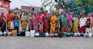 Read more about the article ପାଣି ପାଇଁ ରାସ୍ତା ଅବରୋଧ: ଗରା ବାଲଟି ଧରି ଆନ୍ଦୋଳନ କଲେ ଲୋକେ