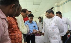 Read more about the article ଆଠମଲ୍ଲିକ ଘାଟିରେ ଦୁର୍ଘଟଣାଗ୍ରସ୍ତ ବିଜେପି ନେତାଙ୍କୁ ହସ୍ପିଟାଲରେ ଭେଟିଲେ କେନ୍ଦ୍ରମନ୍ତ୍ରୀ ଧର୍ମେନ୍ଦ୍ର ପ୍ରଧାନ