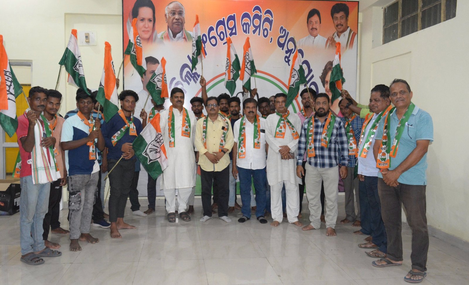 You are currently viewing କଂଗ୍ରେସ ଭବନରେ ମିଶ୍ରଣ ପର୍ବ, ଶଙ୍ଖ ଓ ପଦ୍ମ ଛାଡ଼ି ହାତ ଧରିଲେ ଏକାଧିକ ନେତା
