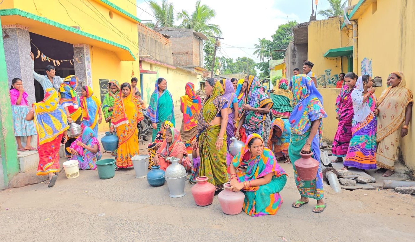 You are currently viewing ତୁଟୁନି ପାନୀୟ ଜଳ ସମସ୍ୟା: ଗରା ବାଲ୍ଟି ଧରି ରାସ୍ତାରେ ଧାରଣା ଦେଲେ ବଡ଼ଯୋରଡ଼ା ଗ୍ରାମବାସୀ