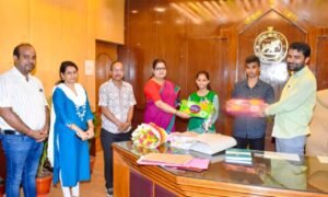 Read more about the article ଅନୁଗୁଳ ଜିଲ୍ଲାରେ ମାଟ୍ରିକ ଟପ୍ପର ହୋଇଥିବା ଶ୍ରେଷ୍ଠ ବାଳକ ଓ ବାଳିକାଙ୍କୁ ସମ୍ବର୍ଦ୍ଧିତ କଲେ ଜିଲ୍ଲାପାଳ