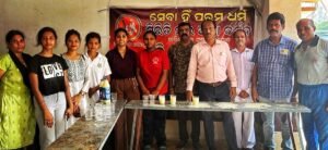 Read more about the article ପ୍ରଚଣ୍ଡ ରୌଦ୍ରତାପରୁ ମୁକ୍ତି ପାଇଁ ଅନୁଗୁଳ ରେଳ ଷ୍ଟେସନରେ ଦହି ସର୍ବତ ବଣ୍ଟନ