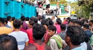 Read more about the article ଟ୍ରକ ଓ ଟ୍ରଲର ମୁହାଁମୁହିଁ ଧକ୍କା: ଷ୍ଟିୟରିଂରେ ଫସିଗଲେ ଚାଳକ, ଗାଡ଼ି କାଟି ବାହାର କଲା ଅଗ୍ନିଶମ ବାହିନୀ