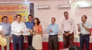 Read more about the article ସିବିଏସ୍‌ଇ ଦଶମ ଓ ଦ୍ବାଦଶ ଶ୍ରେଣୀରେ କୃତିତ୍ବ ଅର୍ଜନ କରିଥିବା ଛାତ୍ରଛାତ୍ରୀଙ୍କୁ ସମ୍ବର୍ଦ୍ଧନା