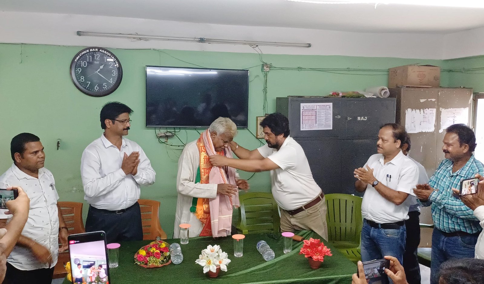 You are currently viewing ତାଳଚେର ବାର ଆସୋସିଏସନ ପକ୍ଷରୁ ସାଂସଦ ରୁଦ୍ର ନାରାୟଣ ପାଣିଙ୍କୁ ବିପୁଳ ସମ୍ବର୍ଦ୍ଧନା