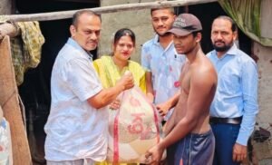 Read more about the article ବାପା ଛେଉଣ୍ଡ ମନୋଜଙ୍କୁ ସାହାଯ୍ୟର ହାତ ବଢ଼ାଇଲେ ଅନୁଗୁଳ ବିଧାୟକଙ୍କ ପତ୍ନୀ ସରିତା ପ୍ରଧାନ, ରାସନ କାର୍ଡ ଓ ଗୃହ ପାଇଁ ଦେଲେ ପ୍ରତିଶ୍ରୁତି