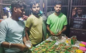 Read more about the article ଅନୁଗୁଳରେ ଜମୁଛି ରଜ ମଉଜ, ପିଠା ଓ ପାନ ଖାଇବା ସହ ଦୋଳିର ମଜା ନେଉଛନ୍ତି ସହରବାସୀ