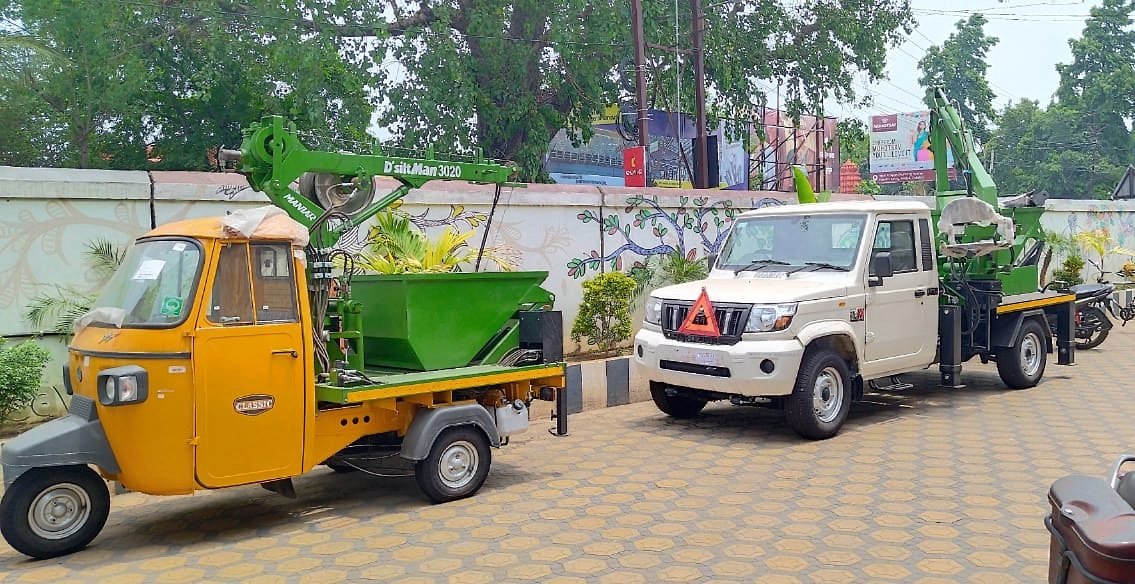 You are currently viewing ପୌରପାଳିକାକୁ ଆସିଲା ଡ୍ରେନ ଡିସିଲ୍ଟିଙ୍ଗ ମେସିନ
