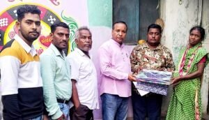 Read more about the article ଅସହାୟ ମହିଳାଙ୍କୁ ସାହାଯ୍ୟର ହାତ ବଢ଼ାଇଲା ହିଙ୍ଗୁଳା ପାଠାଗାର, ପ୍ରଦାନ କଲା ନିତ୍ୟ ବ୍ୟବହାର୍ଯ୍ୟ ଜିନିଷ