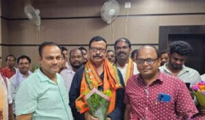 Read more about the article ରାଜସ୍ୱ ମନ୍ତ୍ରୀ ସୁରେଶ ପୂଜାରୀଙ୍କୁ ଭେଟି ସମସ୍ୟା ଜଣାଇଲେ ଅନୁଗୁଳ ଜିଲ୍ଲା ଟ୍ରକ ମାଲିକ ସଂଘ