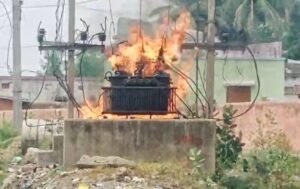 Read more about the article ଜଳିଗଲା ଦୁଇଟି ଟ୍ରାନ୍ସଫର୍ମର, ଓଭରଲୋଡ୍ ପାଇଁ ନିଆଁ ଲାଗିଥିବା ସନ୍ଦେହ