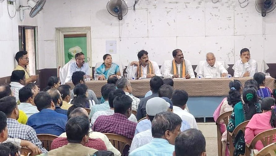 You are currently viewing ବଅଁରପାଳରେ ବିଧାୟକଙ୍କ ସମୀକ୍ଷା ବୈଠକ: ମା’ଙ୍କ ନାମରେ ବୃକ୍ଷଟିଏ କାର୍ଯ୍ୟକ୍ରମରେ ବୃକ୍ଷରୋପଣ କଲେ ମହିଳା