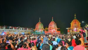 Read more about the article ବାହୁଡ଼ିଲେ ଚକା ଆଖି ଭାଇ ଭଉଣୀଙ୍କୁ ଘେନି