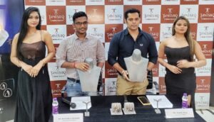 Read more about the article ତନିସ୍କ ଆରମ୍ଭ କଲା ‘ଫେଷ୍ଟିଭାଲ ଅଫ୍ ଡାଏମଣ୍ଡ୍‌’: ଏବେ ୨୦% କମ୍ ଦାମରେ କିଣି ପାରିବେ ହୀରା ଅଳଙ୍କାର