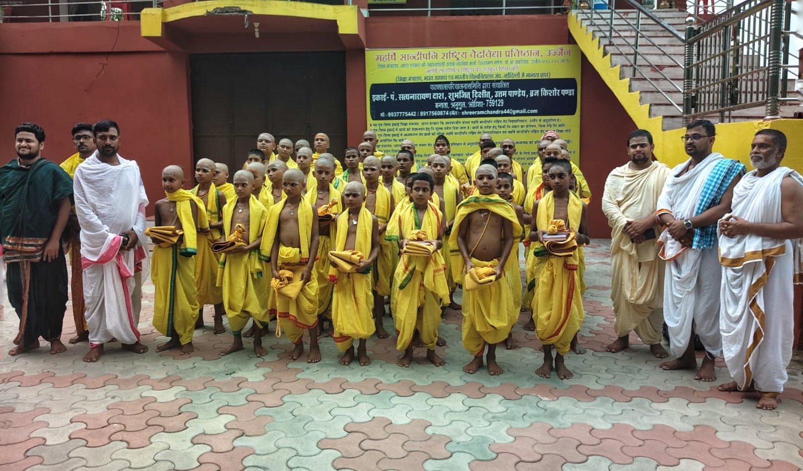 You are currently viewing ପ୍ରୟାସ ଫାଉଣ୍ଡେସନର ନିଆରା ପ୍ରୟାସ: ଶ୍ରୀରାମ ବେଦ ପାଠଶାଳାର ୧୧ ଜଣଙ୍କର୍ କରାଇଲା ବ୍ରତୋପନୟନ