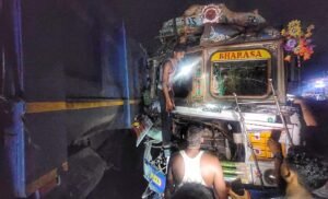 Read more about the article ଦୁଇ ଟ୍ରକ୍ ମୁହାଁମୁହିଁ ଧକ୍କା, ଭାଙ୍ଗିଲା ଚାଳକଙ୍କ ଦୁଇ ଗୋଡ଼