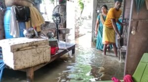 Read more about the article ଲଗାଣ ବର୍ଷାରେ ଅନୁଗୁଳ ବେହାଲ: ନଦୀର ଭ୍ରମ ସୃଷ୍ଟି କରୁଛି ରାସ୍ତା, ପର ଘରେ ଆଶ୍ରୟ ନେଉଛନ୍ତି ସ୍ଥାନୀୟବାସୀ