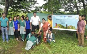 Read more about the article ଶିକ୍ଷା ସପ୍ତାହରେ ବୃକ୍ଷ ରୋପଣ କାର୍ଯ୍ୟକ୍ରମ ମା’ ପାଇଁ ଗଛ ଟିଏ