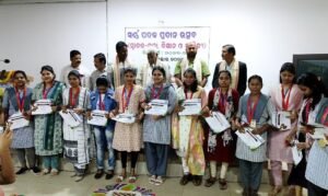 Read more about the article ତାଳଚେର ସ୍ୱୟଂଶାସିତ ମହାବିଦ୍ୟାଳୟର ଓଡ଼ିଆ ବିଭାଗର ନୂତନ ଗୃହ ଉଦ୍‌ଘାଟିତ, କୃତି ଛାତ୍ରଛାତ୍ରୀଙ୍କୁ ସ୍ୱର୍ଣ୍ଣପଦକ ପ୍ରଦାନ