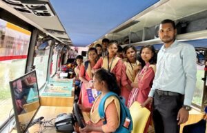 Read more about the article ଗଡ଼ିଲା “କୌଶଳ ରଥ”, ଦକ୍ଷତା ବିକାଶ ନେଇ ପ୍ରଶିକ୍ଷଣ ନେଲେ ଛାତ୍ରଛାତ୍ରୀ