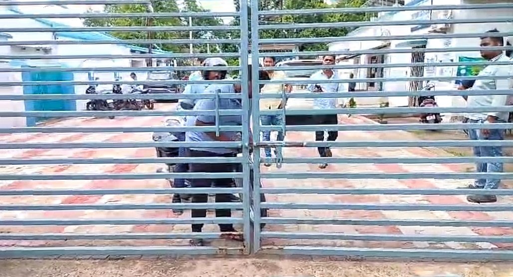 You are currently viewing ଦୀର୍ଘ ସମୟ ଧରି ବିଦ୍ୟୁତ କାଟକୁ ନେଇ ଅନୁଗୁଳବାସୀ ଅସନ୍ତୋଷ: ଇଲେକ୍ଟ୍ରି ଅଫିସରେ ତାଲା ପକାଇଲା ଜିଲ୍ଲା କଂଗ୍ରେସ କମିଟି