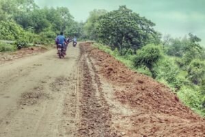 Read more about the article ରାସ୍ତାରେ ମୋରମ ବଦଳରେ ମାଟି ପକାଉଛନ୍ତି କଣ୍ଟ୍ରାକ୍ଟର, ମିଳିତ ଜନ ଶୁଣାଣିରେ ଅଭିଯୋଗ କଲେ ସନ୍ଥପଡ଼ାବାସୀ