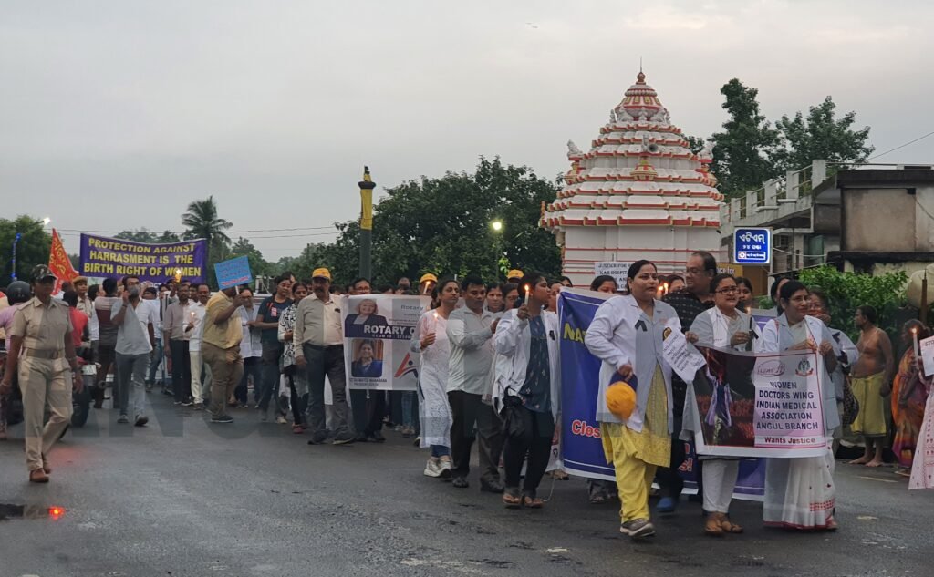 ଅନୁଗୁଳ ଜଗନ୍ନାଥ ମନ୍ଦିରରୁ ବାହାରିଲା ଡାକ୍ତରଙ୍କ କ୍ୟାଣ୍ଡେଲ ମାର୍ଚ