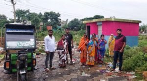 Read more about the article ଭେଣ୍ଡିଂ ଜୋନ୍ ଭିତରେ କୁଢ଼ କୁଢ଼ ଅଳିଆ ଗଦାଉଛି ଖୋଦ ପୌରପାଳିକା, ଅଭିଯୋଗ କଲେ ଉଚ୍ଛେଦ କରିବାକୁ ଦେଉଛନ୍ତି ଧମକ