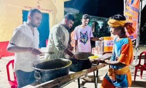 Read more about the article ଚକାଡୋଳା ବର୍ତ୍ତନ ଭଣ୍ଡାର ପକ୍ଷରୁ କାଉଡ଼ିଆଙ୍କୁ ପ୍ରସାଦ ବଣ୍ଟନ